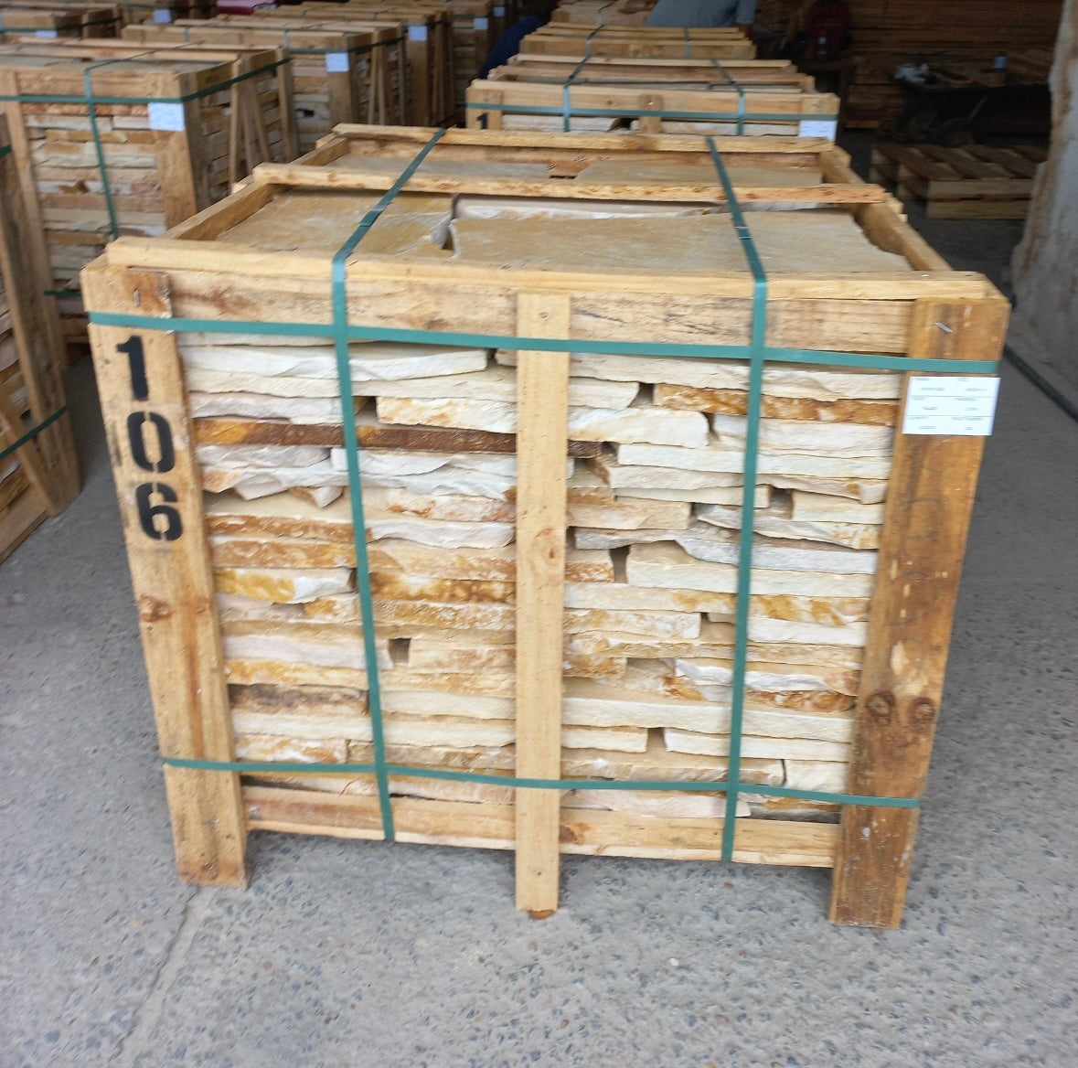 Flagstones Brasil Yellow XL 25-40mm inhoud krat 22M2 = 1600KG