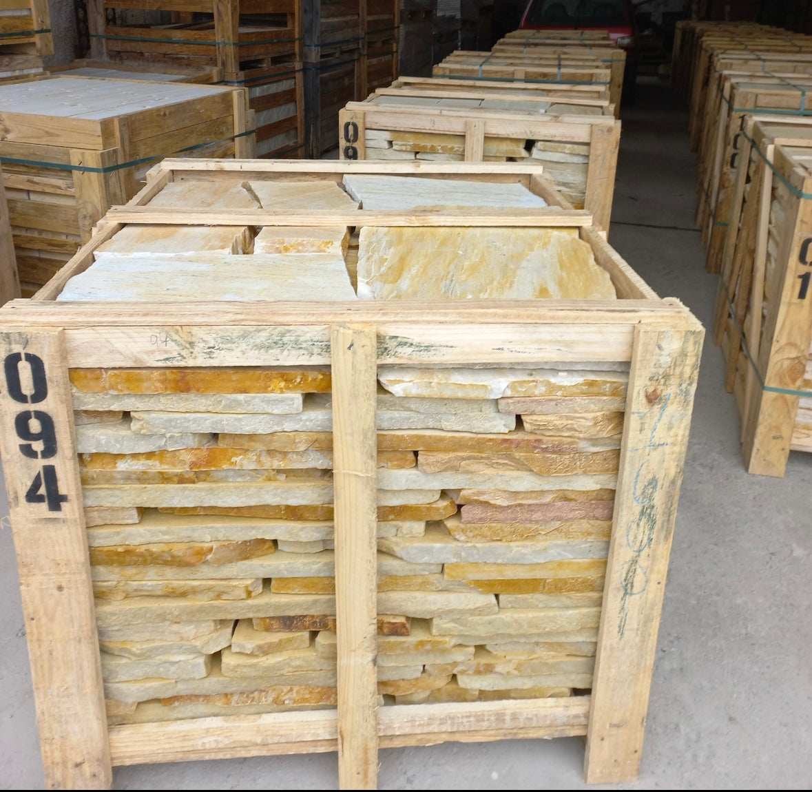 Flagstones Brasil Yellow XL 25-40mm inhoud krat 22M2 = 1600KG