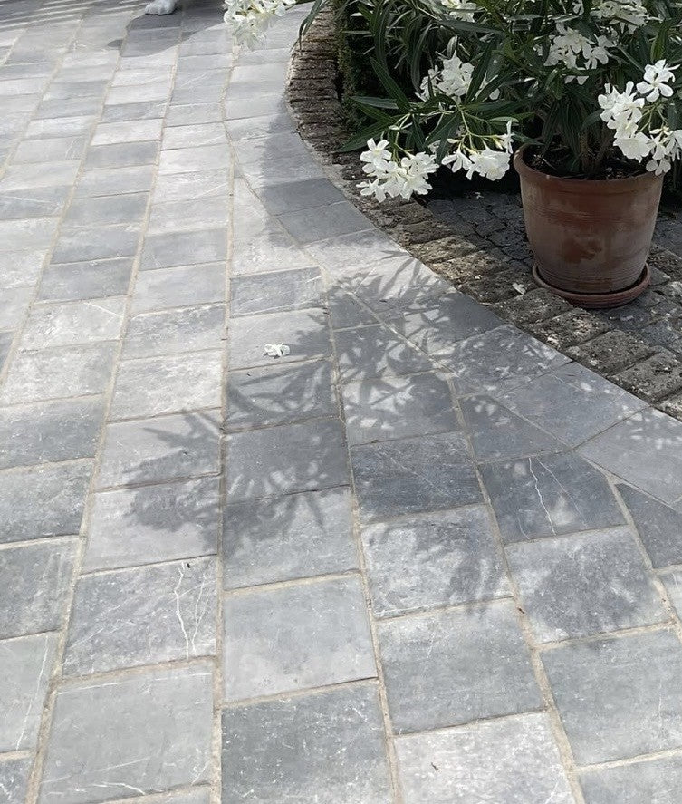 Vietnamees Hardsteen 500x500x30mm verouderd