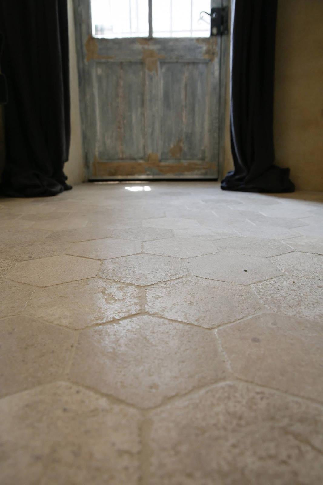 art 708 Travertin Light  Hexagon 150mm op matje 300x300x10mm gezoet