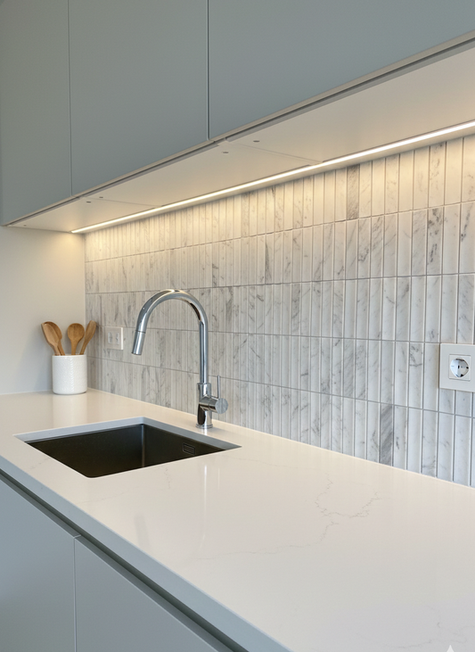 art 702 Kit Kat  Conclave Bianco Carrara Mozaïek 151x30x10mm op matje 300x300x10mm