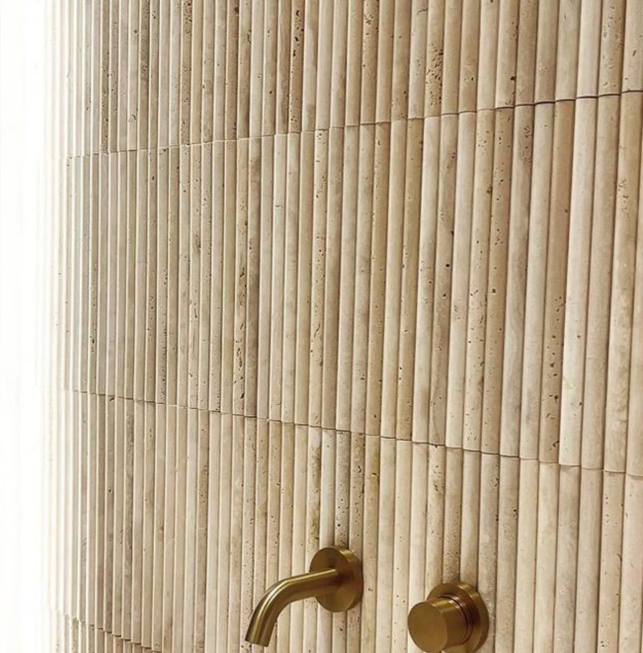 art 705 Kit Kat Bull Nose Travertin Mozaïek 151x30x15mm op matje 300x300x15mm