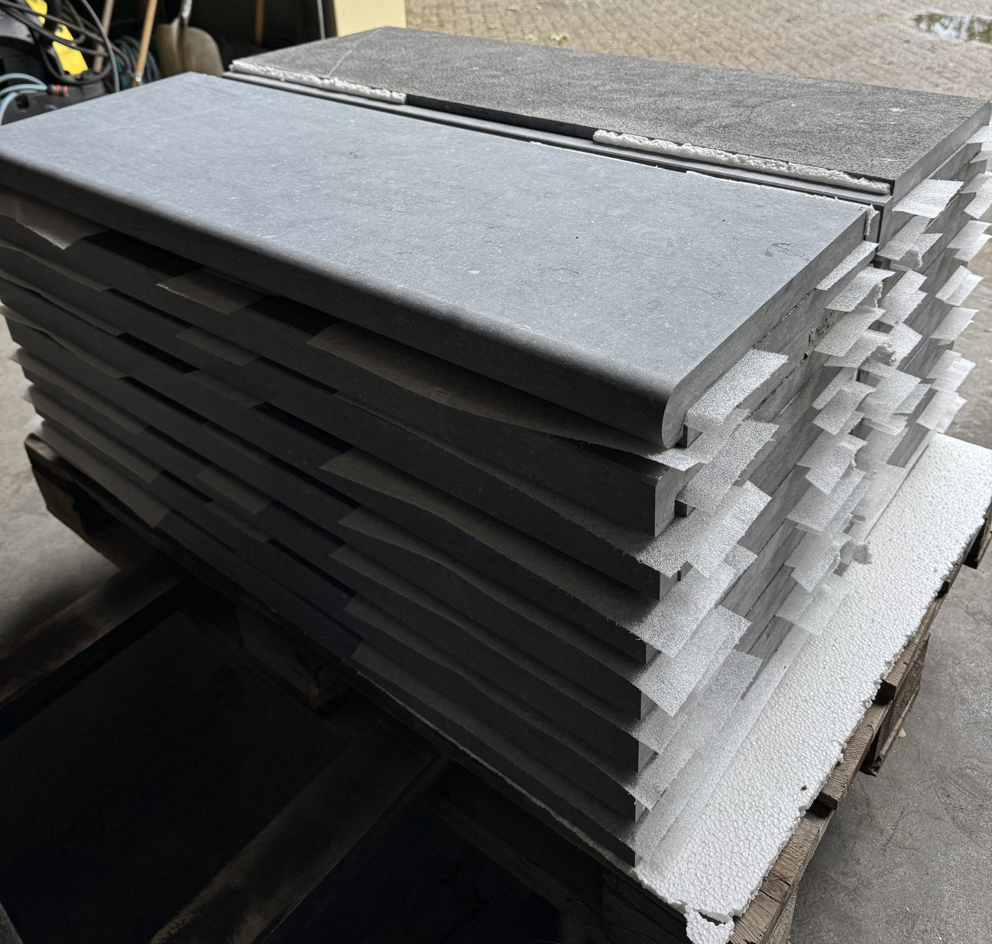 Zwembadranden Belgisch Hardsteen – Blauw Gezoet 100x35x4.8/3cm op voorraad