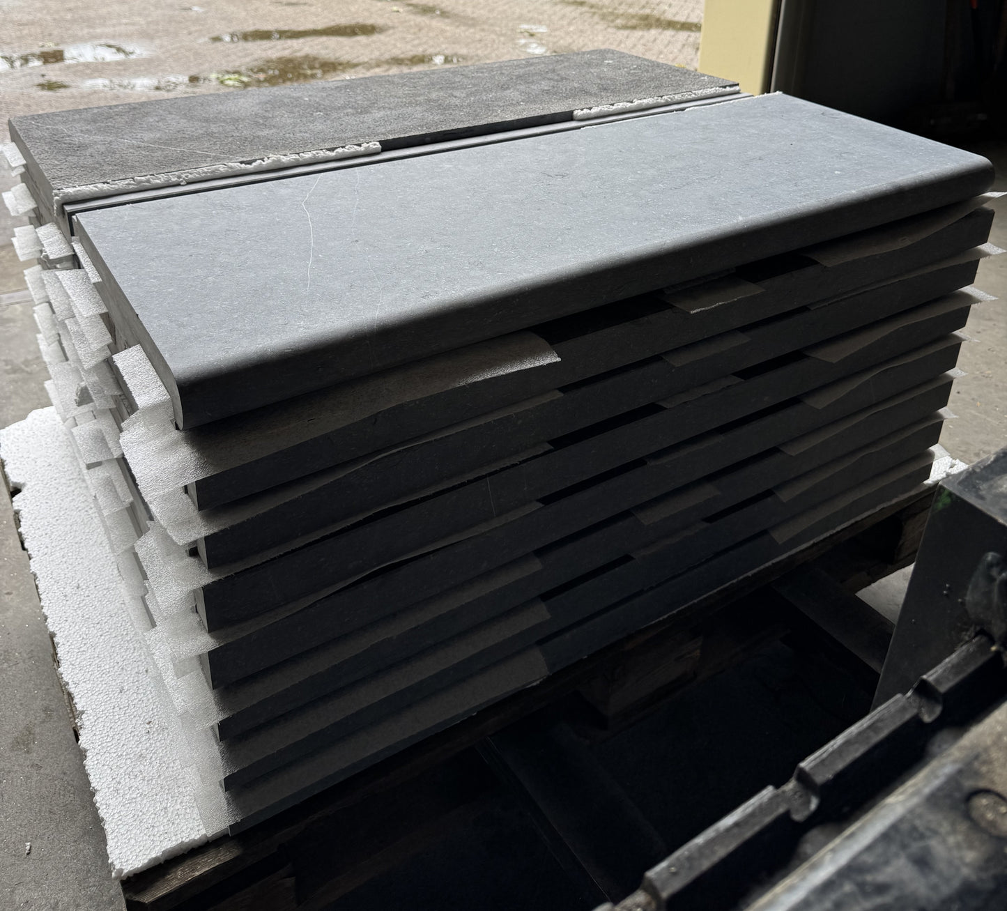 Zwembadranden Belgisch Hardsteen – Blauw Gezoet 100x35x4.8/3cm op voorraad