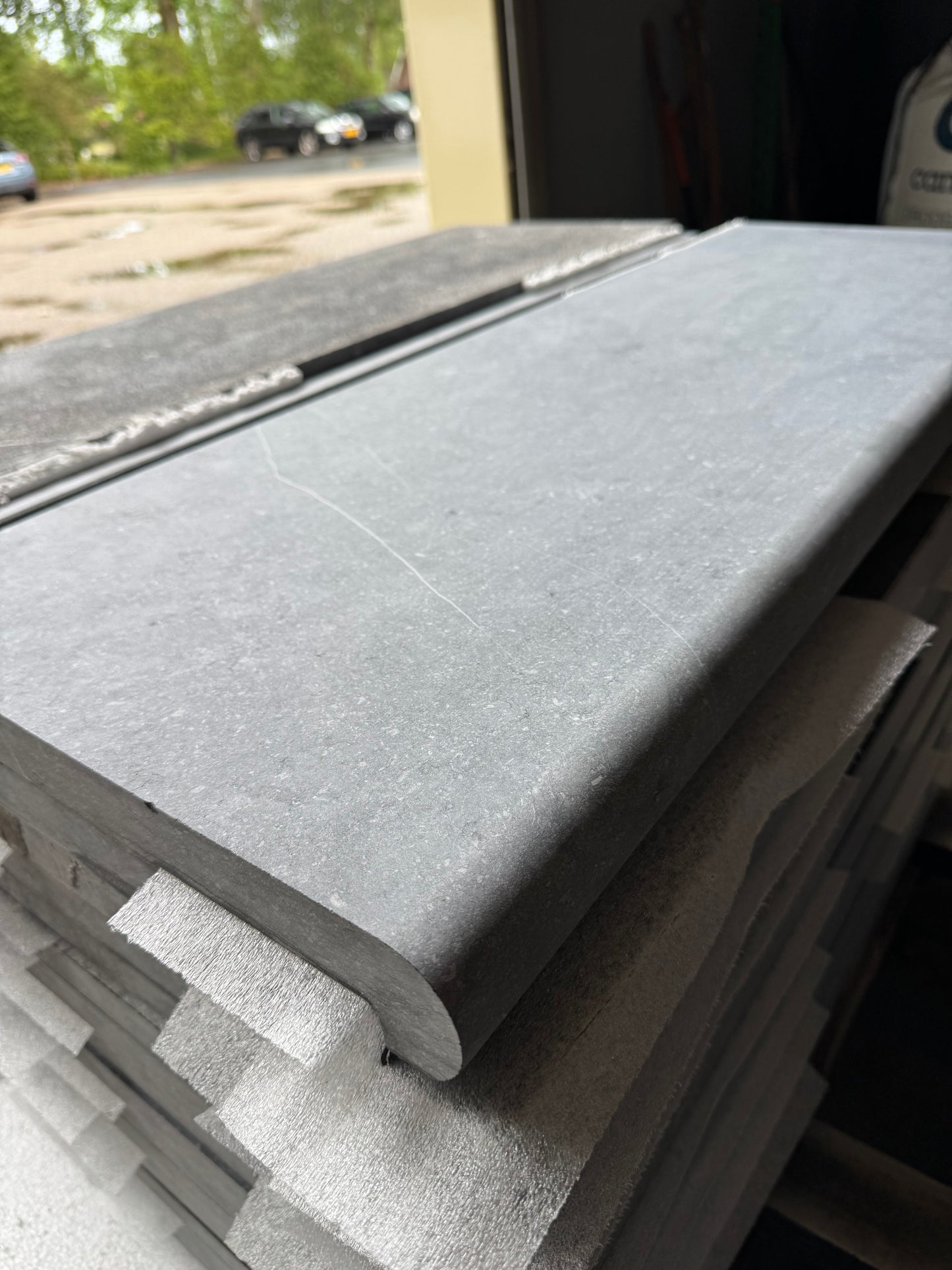 Zwembadranden Belgisch Hardsteen – Blauw Gezoet 100x35x4.8/3cm op voorraad