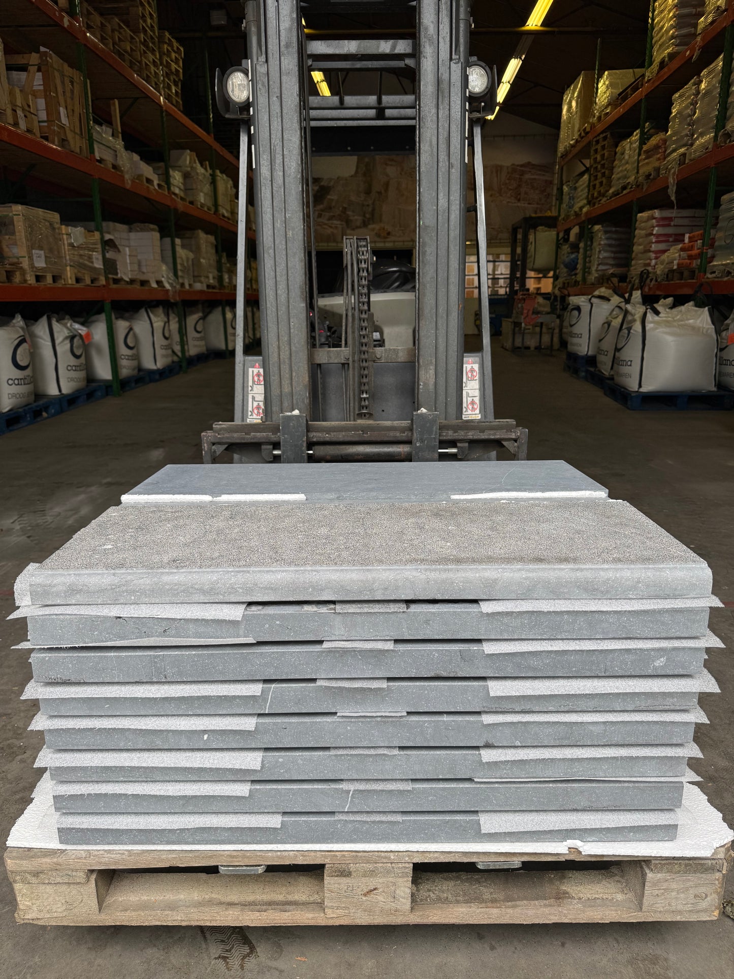 Zwembadranden Belgisch Hardsteen – Blauw Gezoet 100x35x4.8/3cm op voorraad