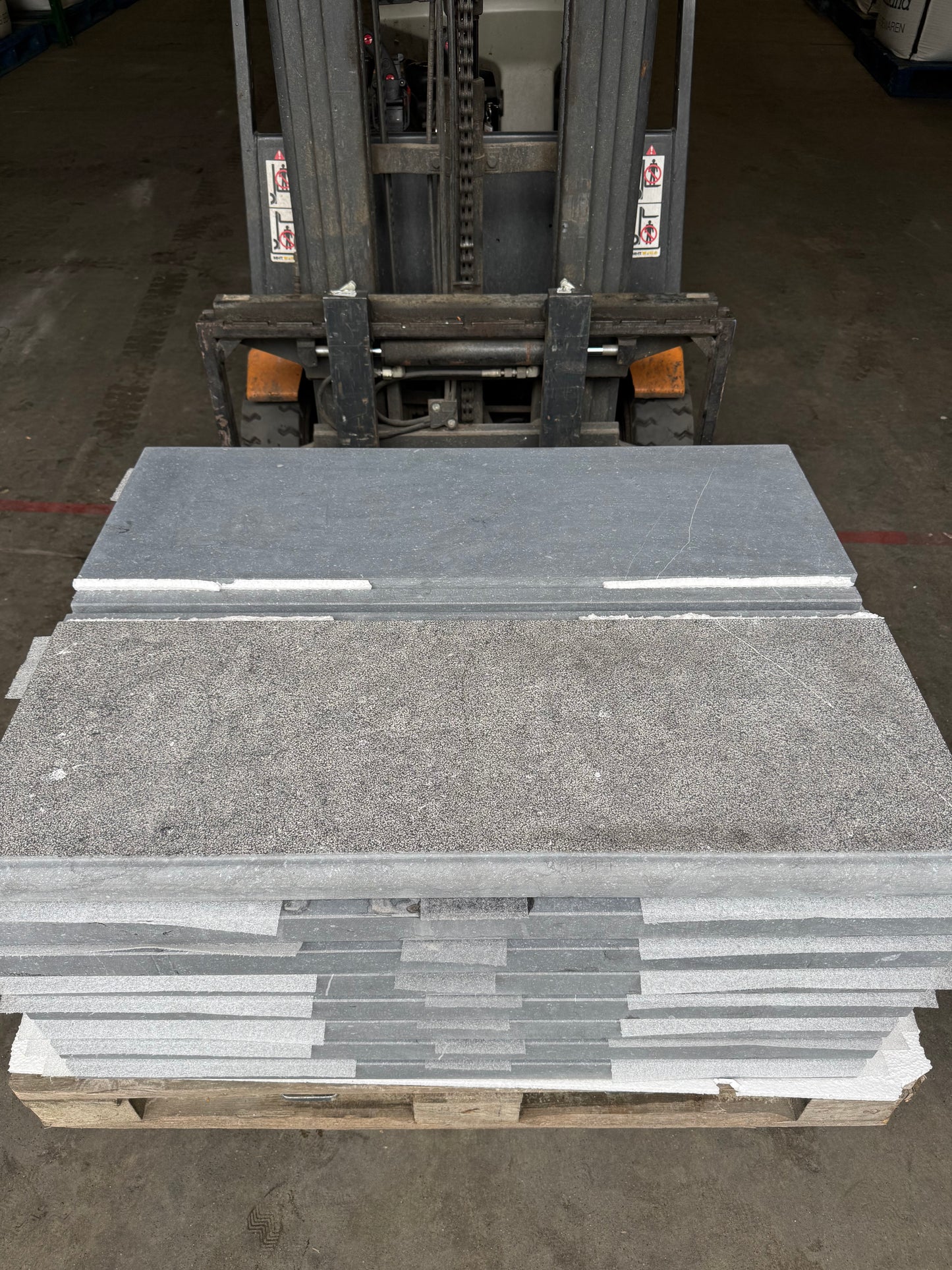 Zwembadranden Belgisch Hardsteen – Blauw Gezoet 100x35x4.8/3cm op voorraad
