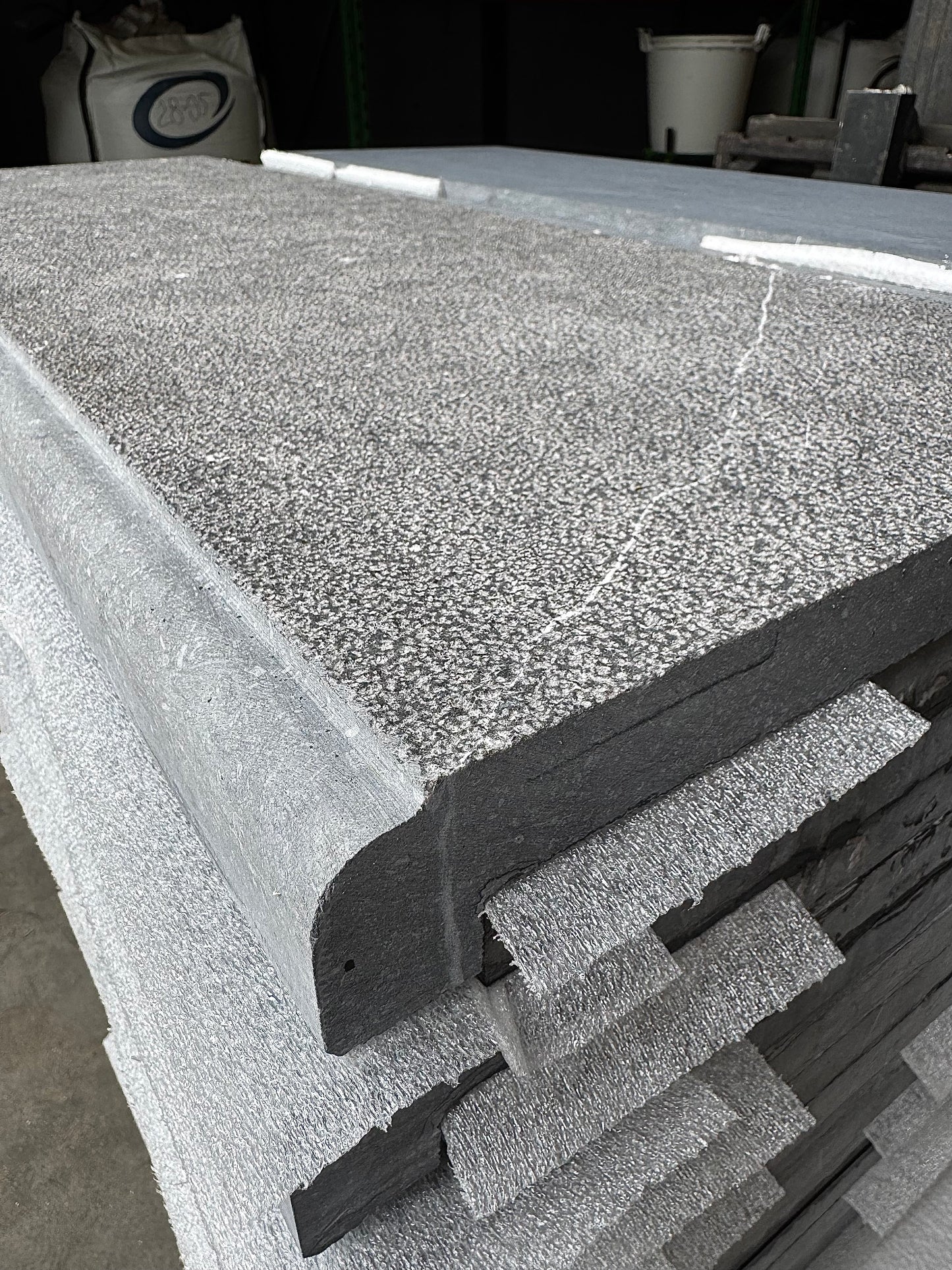 Zwembadranden Belgisch Hardsteen – Blauw Gezoet 100x35x4.8/3cm op voorraad