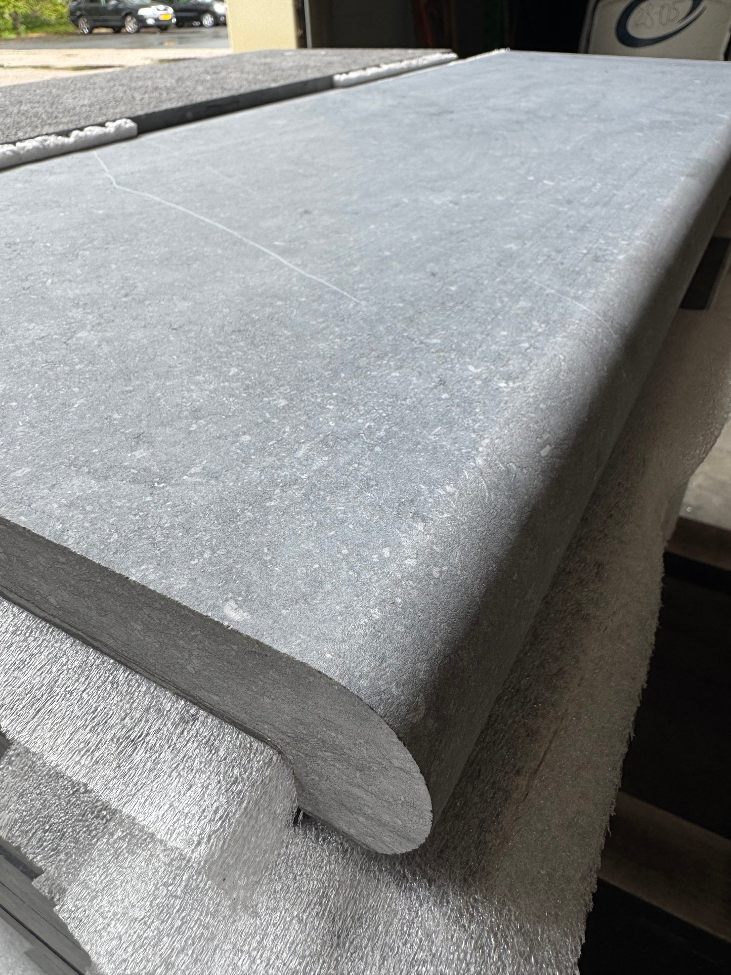 Zwembadranden Belgisch Hardsteen – Blauw Gezoet 100x35x4.8/3cm op voorraad