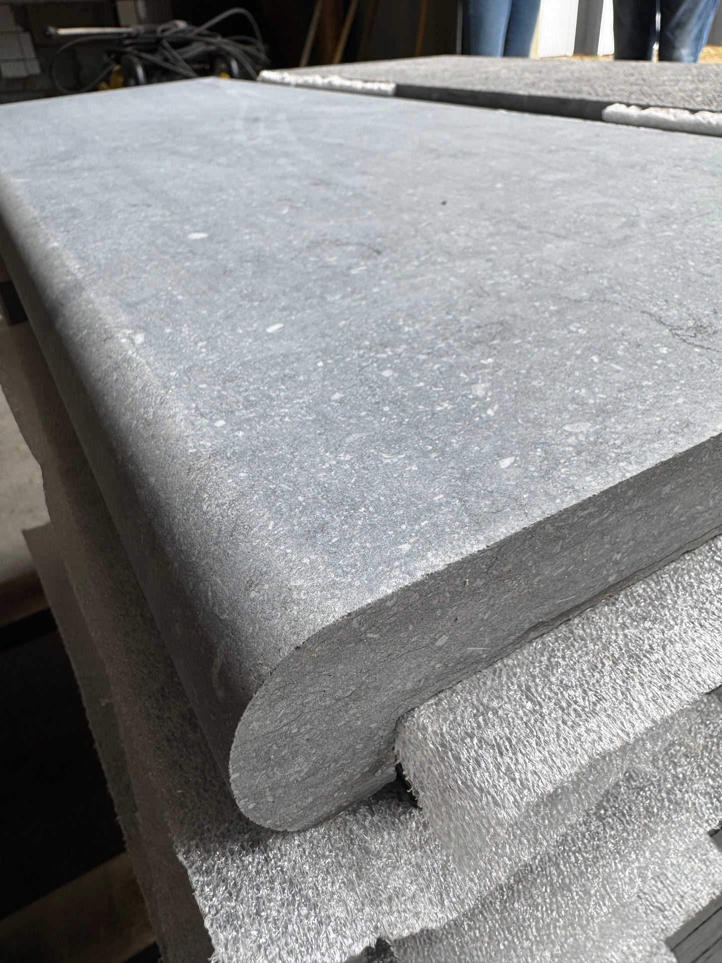 Zwembadranden Belgisch Hardsteen – Blauw Gezoet 100x35x4.8/3cm op voorraad
