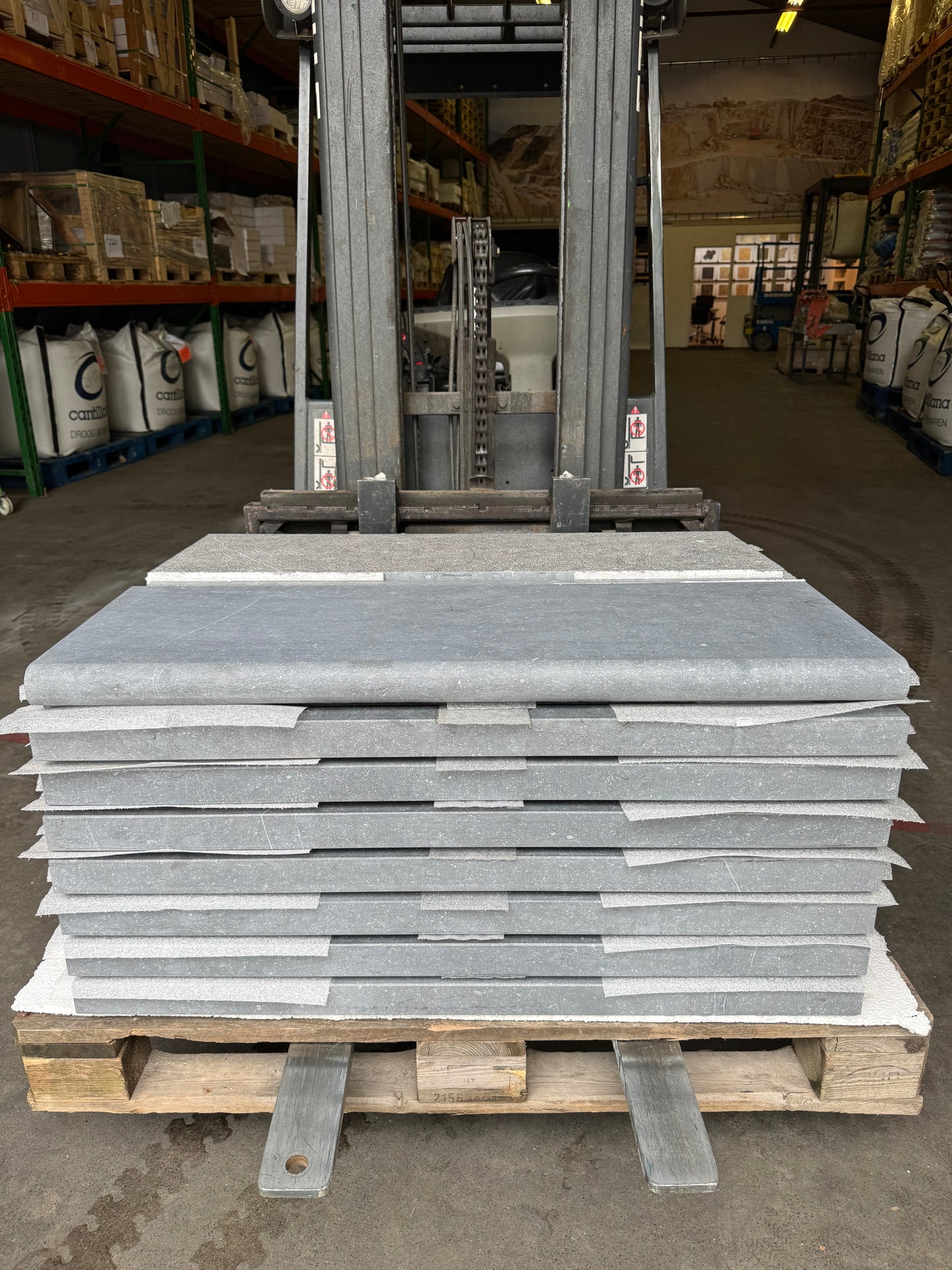 Zwembadranden Belgisch Hardsteen – Blauw Gezoet 100x35x4.8/3cm op voorraad