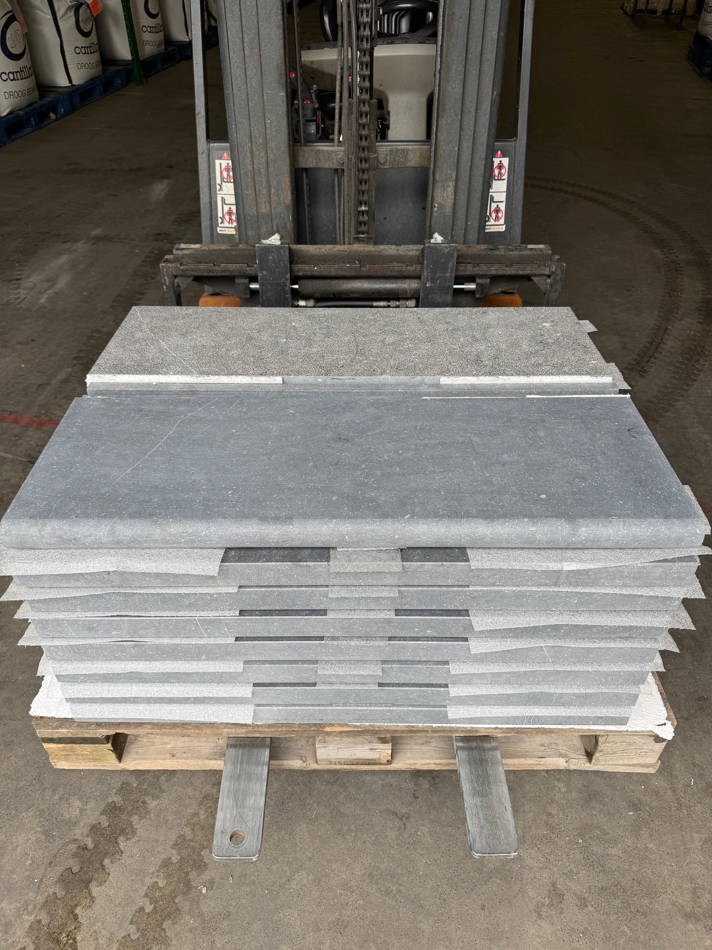 Zwembadranden Belgisch Hardsteen – Blauw Gezoet 100x35x4.8/3cm op voorraad