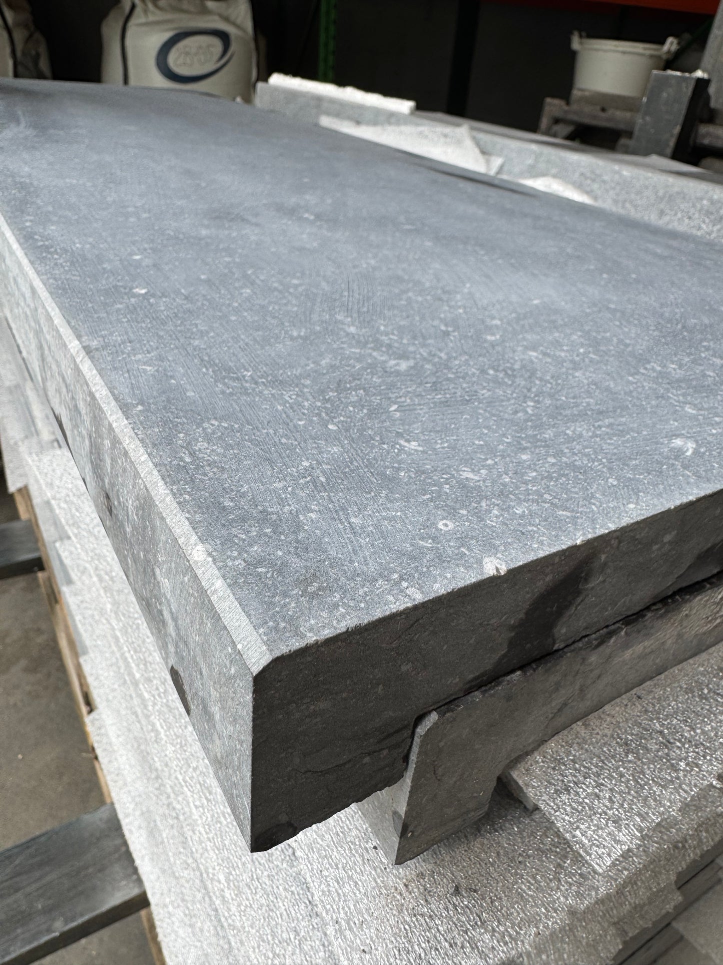 Zwembadranden Belgisch Hardsteen – Blauw Gezoet 100x35x4.8/3cm op voorraad