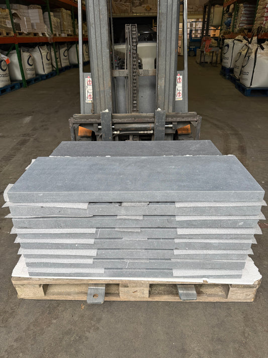 Zwembadranden Belgisch Hardsteen – Blauw Gezoet 100x35x4.8/3cm op voorraad