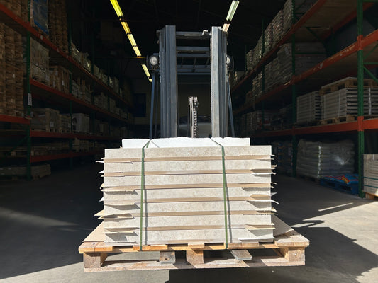 Zwembadrand Keramisch,merk Tuscania,  Italie Dolomia Almond 900x450x20-50mm voorraad
