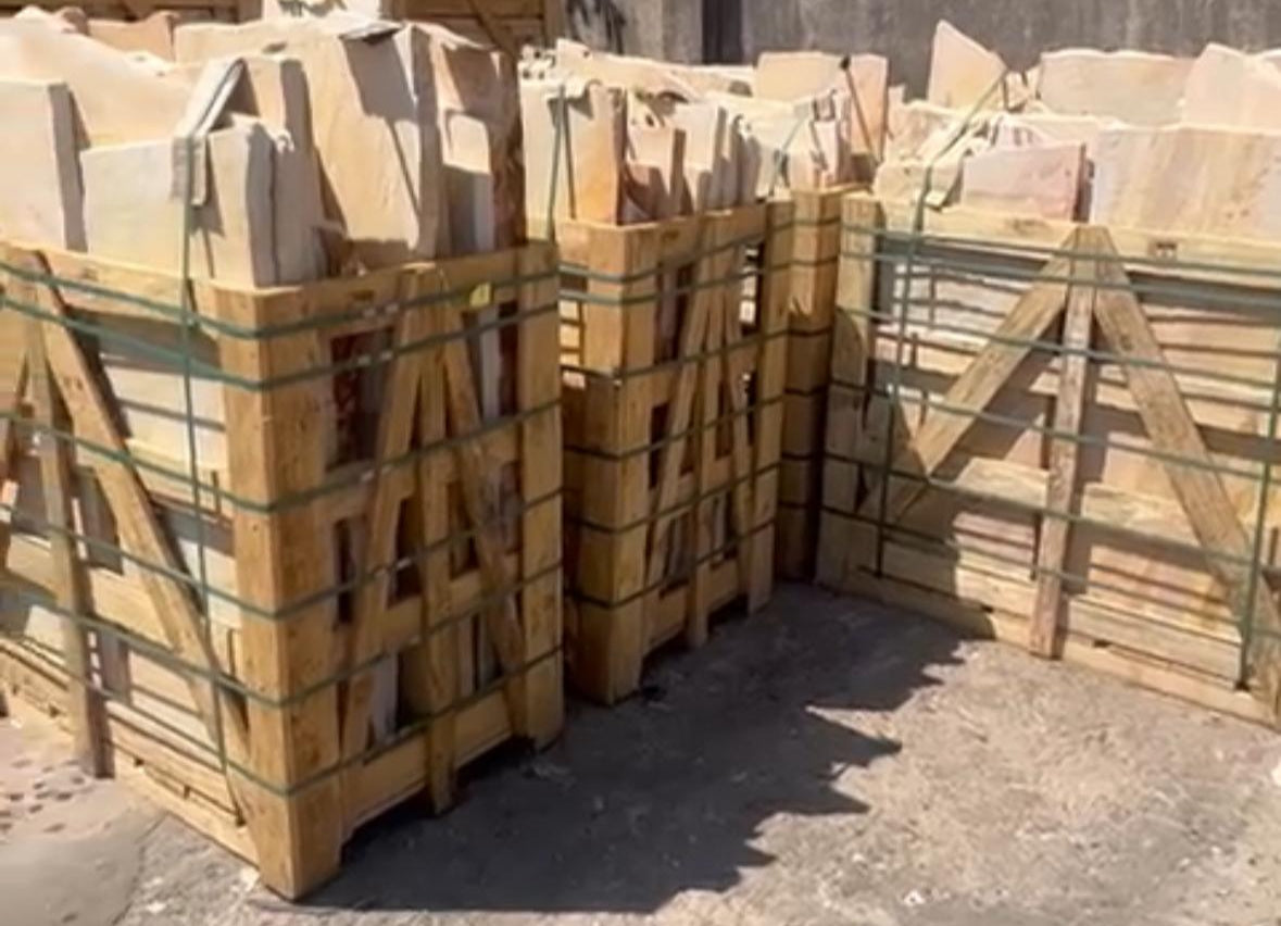 Flagstones Brasil Yellow Dikformaat Jumbo  XXL  25-40mm 2-4pc M2 inhoud krat 22M2