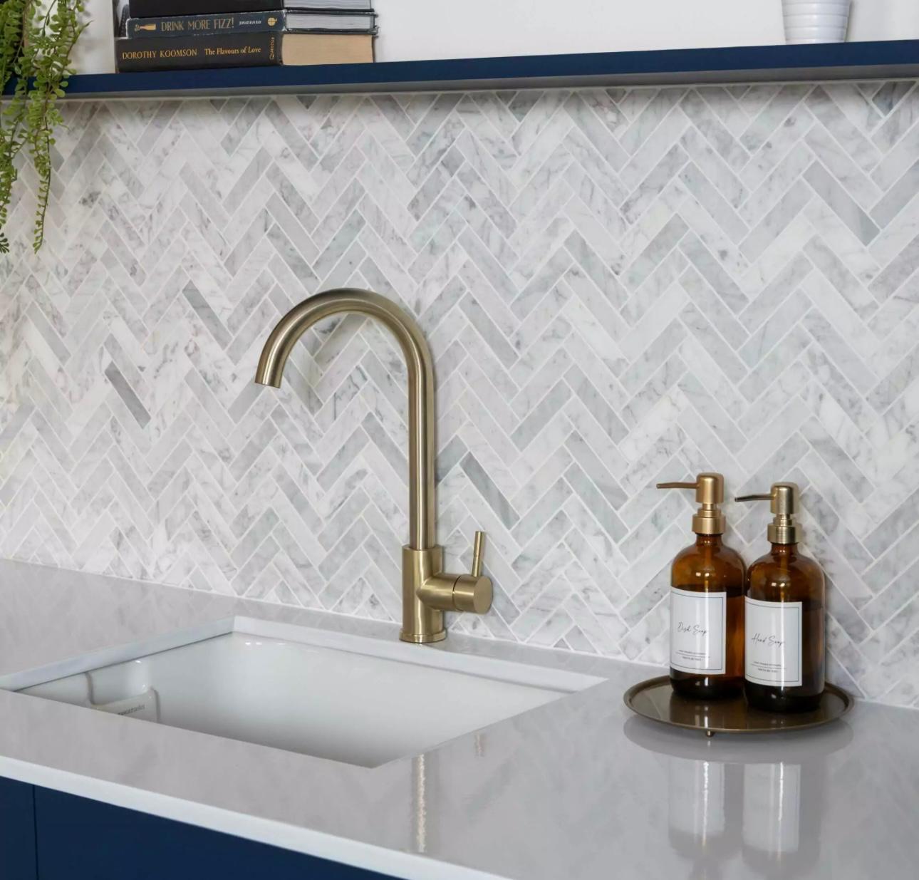 Mozaiek Marmer Bianca Carrara C 75x23x10mm op matje