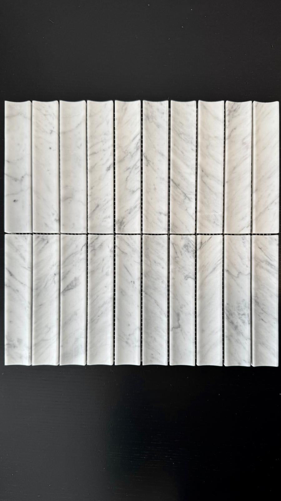 art 702 Kit Kat  Conclave Bianco Carrara Mozaïek 151x30x10mm op matje 300x300x10mm