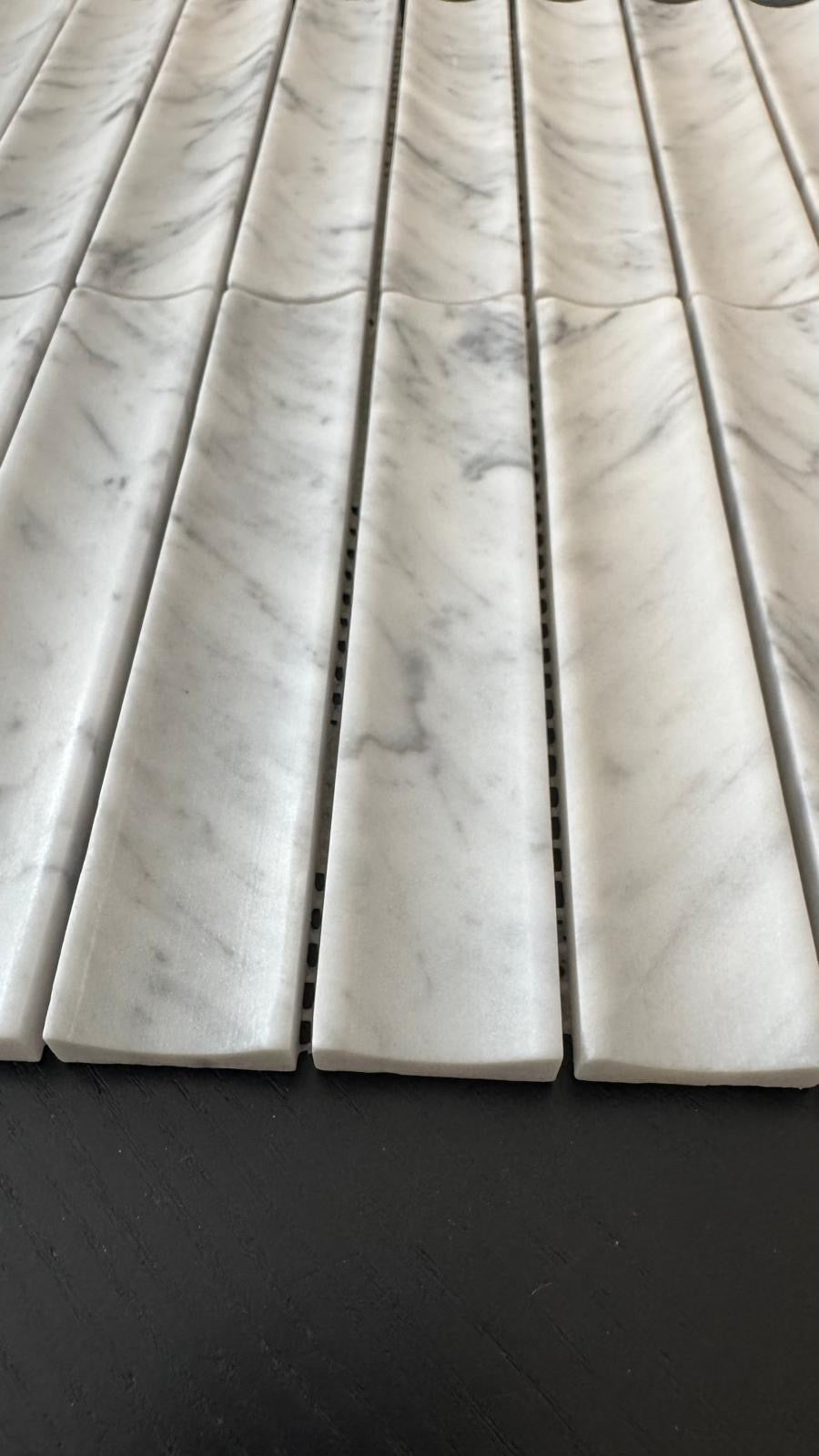 art 702 Kit Kat  Conclave Bianco Carrara Mozaïek 151x30x10mm op matje 300x300x10mm