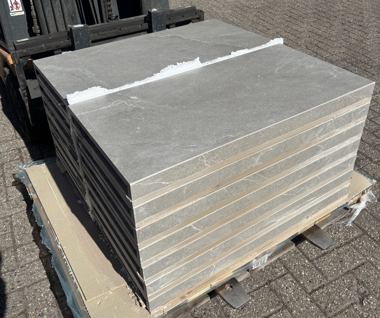 Zwembadrand Keramisch merk Tuscania Italie Cortina Fumo 900x450x20-50mm