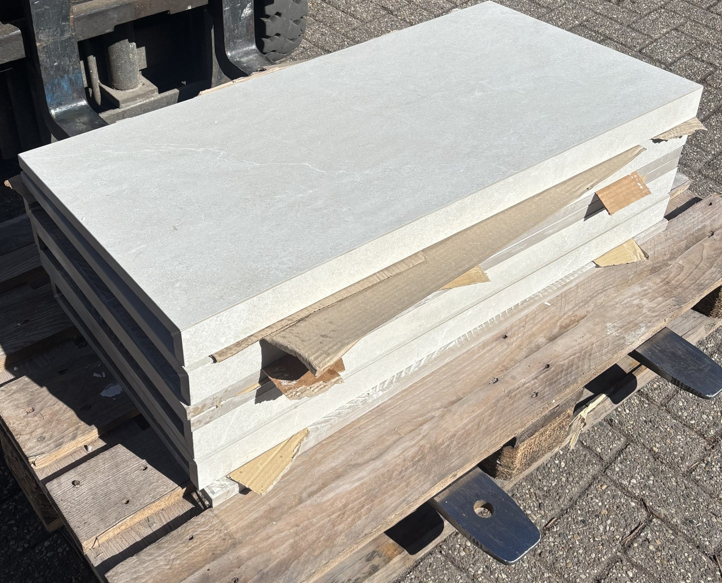 Zwembadranden Keramisch merk Tuscania Italie Cortina Avario 900x450x20-50mm voorraad