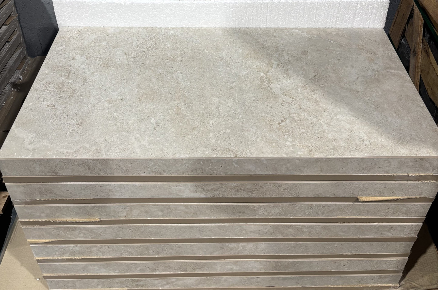 Zwembadrand Keramisch,merk Tuscania,  Italie Dolomia Almond 900x450x20-50mm voorraad