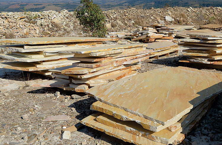 Flagstones Brasil Yellow Dikformaat  XL 25-40mm inhoud krat 22M2 = 1600KG